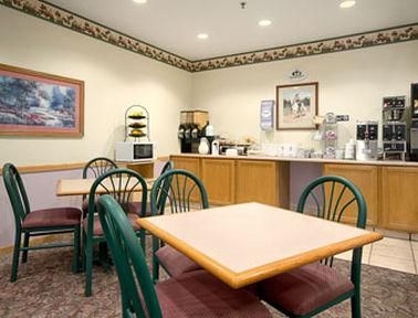 Super 8 Motel Le Claire Quad1