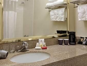 Ramada Fairview Heights4