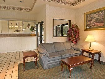 Days Inn Caseyville4