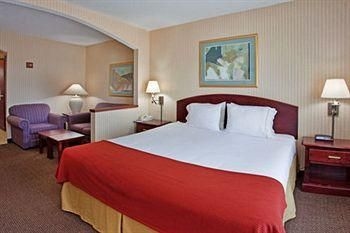 Holiday Inn Express Hutchinson2