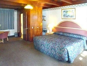 CLOVERDALE OAKS INN0