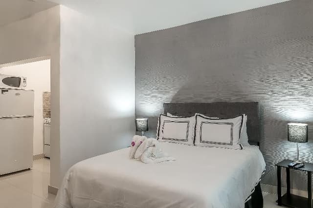 STUDIO QUEEN SIZE BED