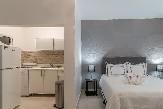 STUDIO QUEEN SIZE BED
