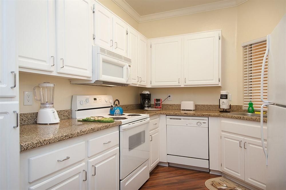 Sunshine Suites at La Jolla0