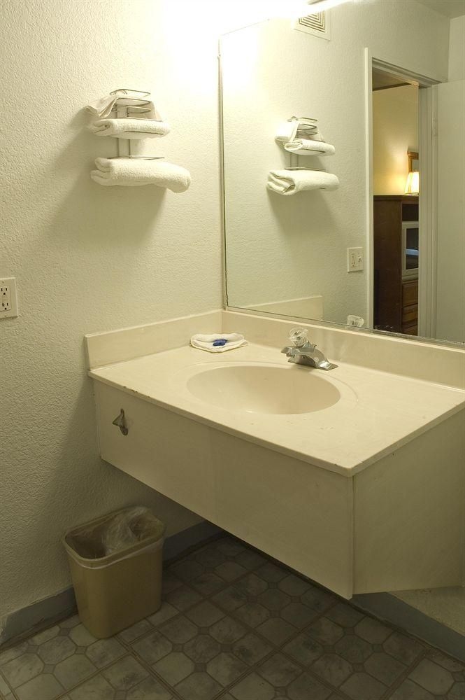 Knights Inn Houston4
