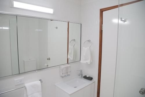 แซปไฟร์วอเตอร์ มอเตอร์อินน์ (Sapphire Waters Motor Inn)1