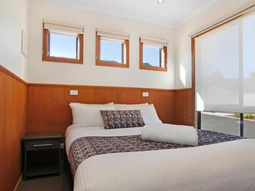 Two-Bedroom Cabin with Spa Bath and Ocean View (6 Guests)