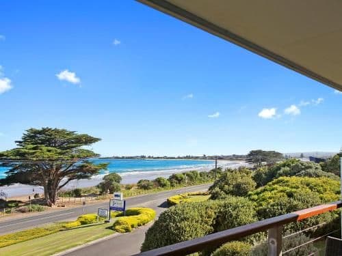 Two-Bedroom Cabin with Spa Bath and Ocean View (6 Guests)