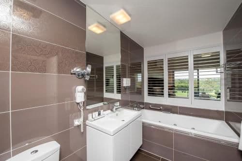 Executive Queen Spa with View