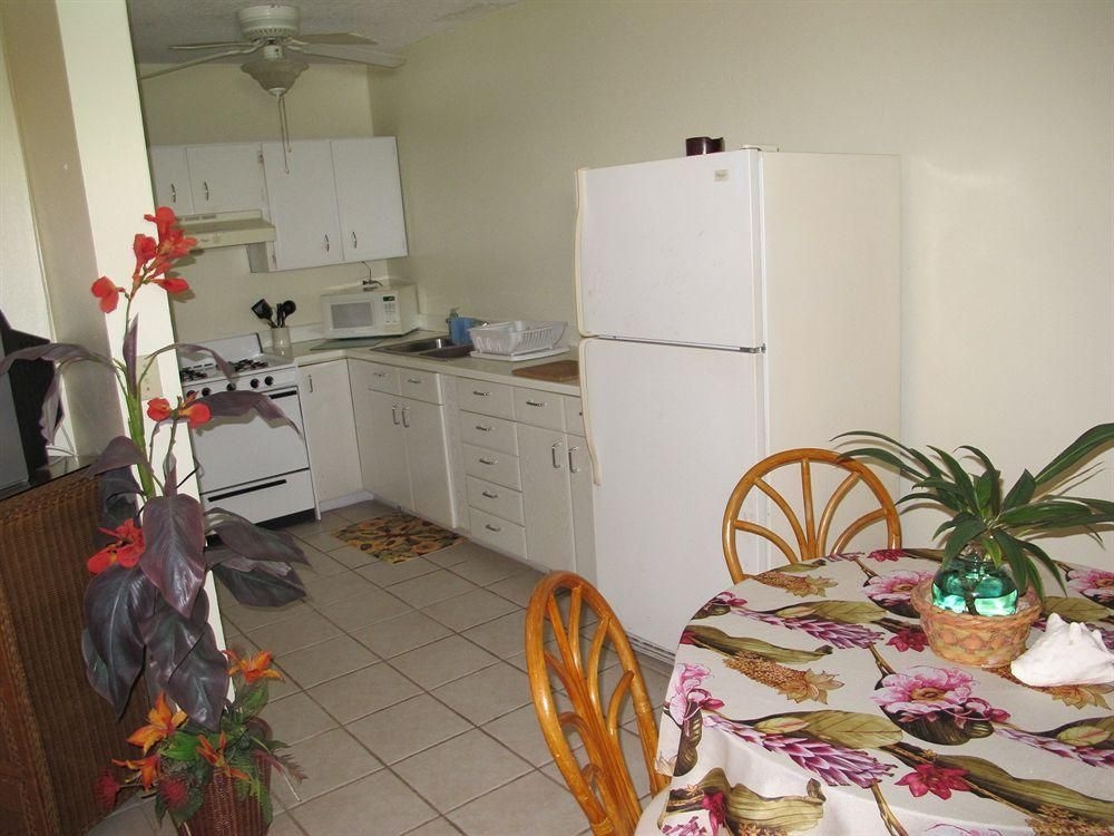 Eldemire's Tropical Island Inn1