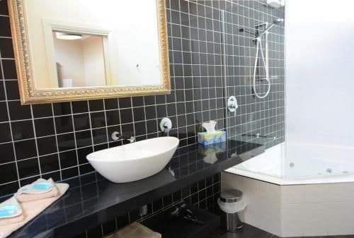 Studio with Spa Bath