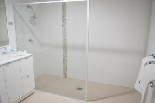 Three-Bedroom Apartment with Walk-In Shower - Ground Floor