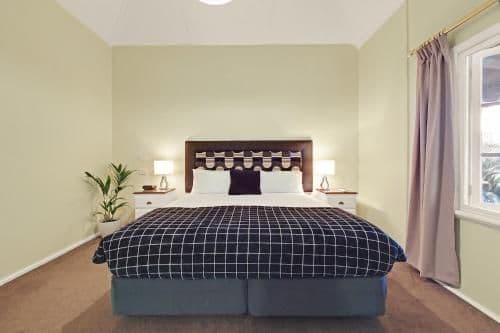Courtyard Queen Room