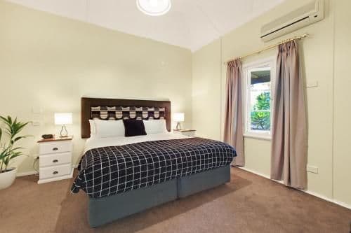 Courtyard Queen Room