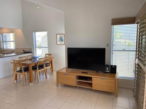 Skippers Cove Waterfront Resort2