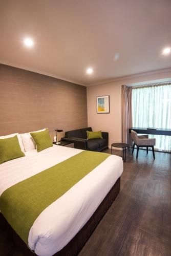 The Waverley International Hotel3