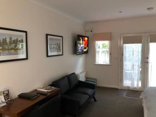 Studio Apartment with Courtyard