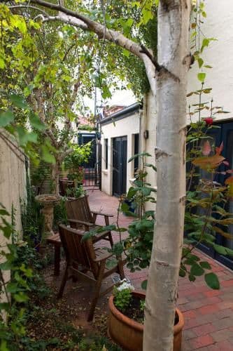 Studio Apartment with Courtyard