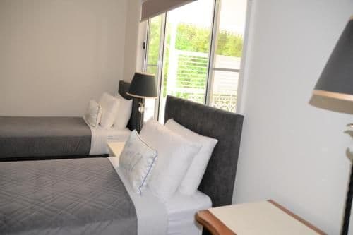 Deluxe Twin Room with Shared Bathroom