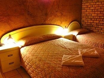 The Lookout Cave Underground Motel0