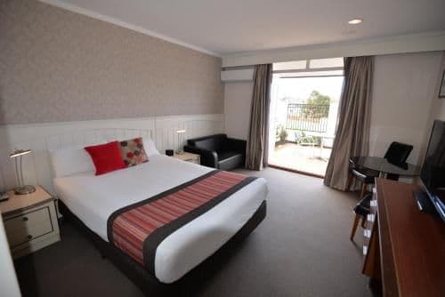 Queen Room with Courtyard