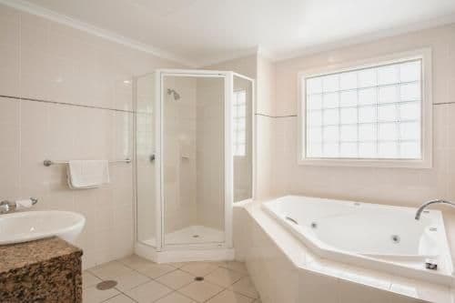 Deluxe Suite with Spa Bath