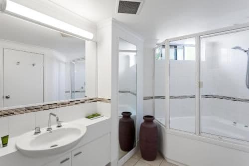 Three-Bedroom Rooftop Apartment with Spa