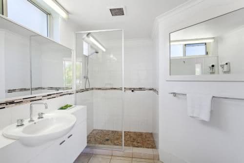 Three-Bedroom Rooftop Apartment with Spa