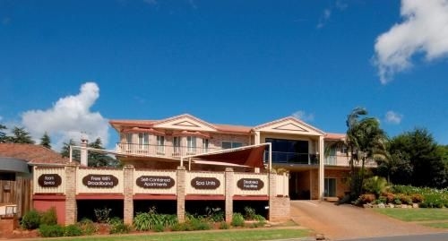 ไฮแลนเดอร์ มอเตอร์ อินน์ แอนด์ อพาร์ตเมนท์ (Highlander Motor Inn and Apartments)0