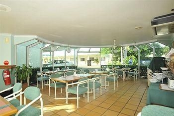 แมคเนวิน พาร์คเวย์ โมเต็ล (McNevins Parkway Motel)0