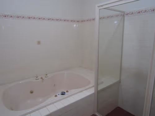 Superior Queen Suite with Spa Bath (Upstairs Unit)