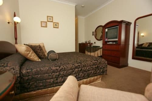 Superior Queen Suite with Spa Bath (Upstairs Unit)