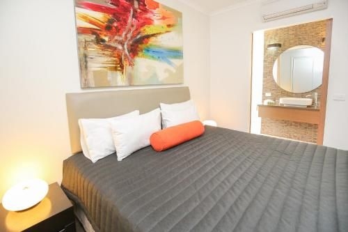 Indulge Apartments - Ontario0