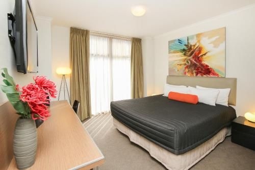Indulge Apartments - Ontario2