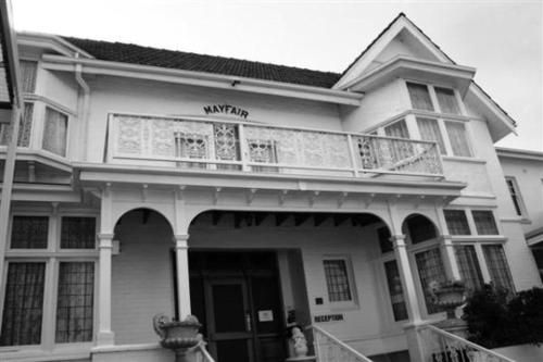 โมเต็ล เมย์แฟรอนคาเวลล์ (Motel Mayfair on Cavell)1