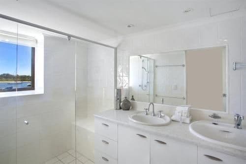 Deluxe Two-Bedroom Apartment - Waterfront