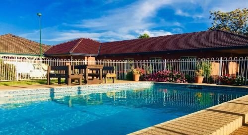 บุชแมนส์ โมเตอร์ อินน์ (Bushmans Motor Inn)0