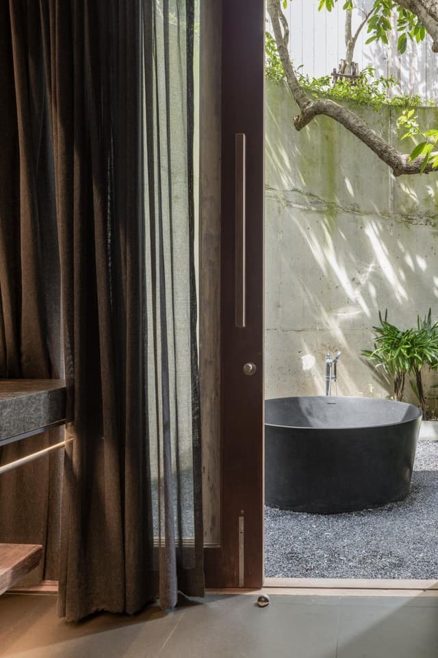 Deluxe King with Bathtub