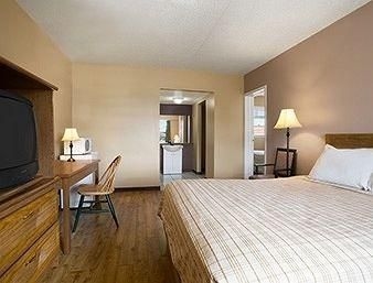 Knights Inn Edmonton South4