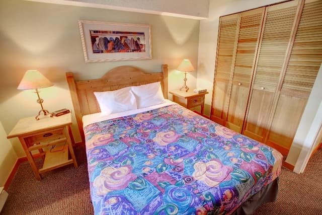 DOUBLE WITH DOUBLE BED