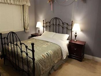 Camilla House Bed & Breakfast4