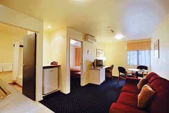 Ventura Inn & Suites Hamilton