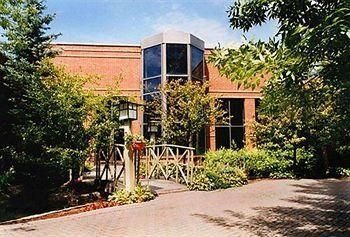 Algoma's Water Tower Inn & Suites4