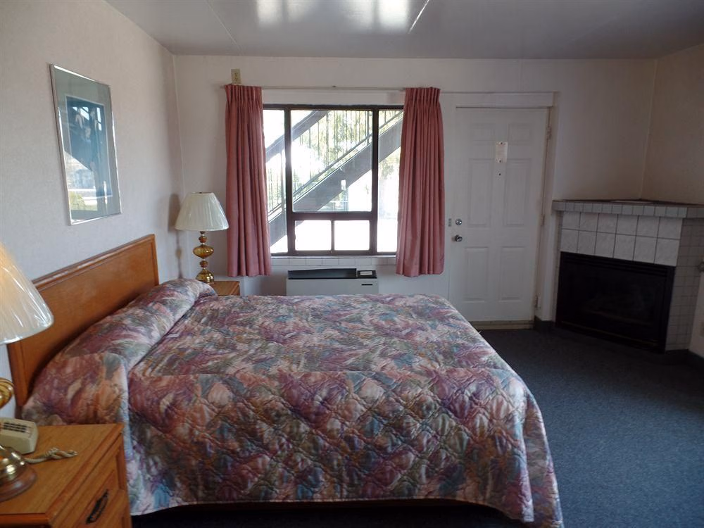 The Crystal Inn on the Parkway1
