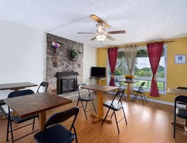 Knights Inn Kincardine2