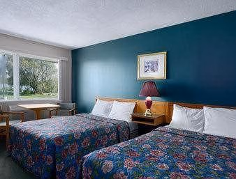 Knights Inn Kincardine1