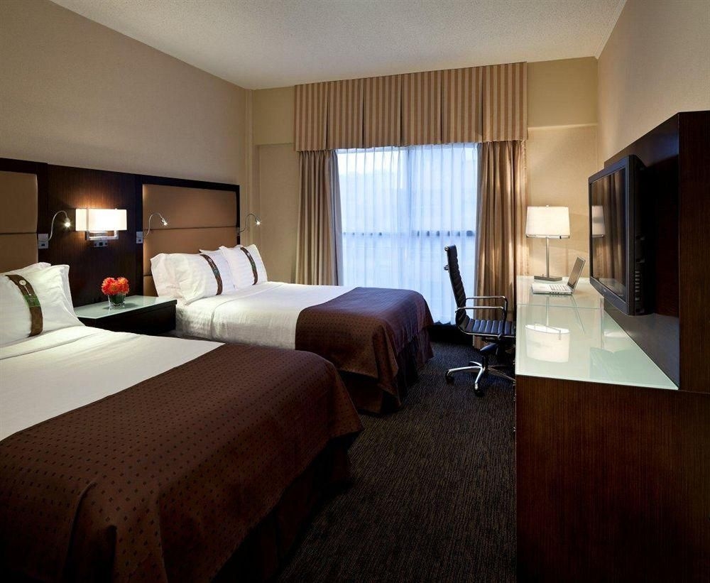 Holiday Inn Hotel & Suites Vancouver Downtown2