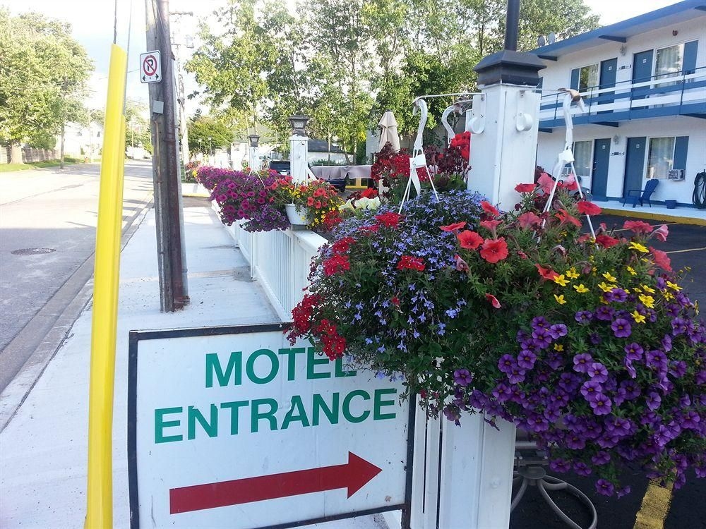 Niagara Parkway Court Motel3
