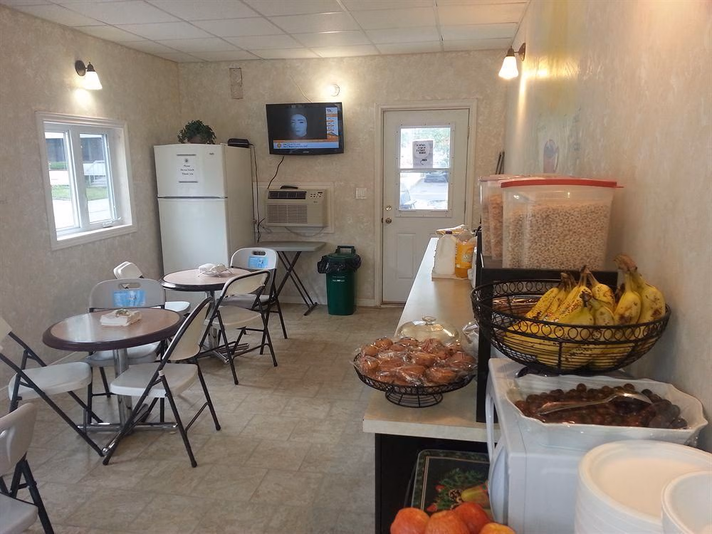 Niagara Parkway Court Motel1