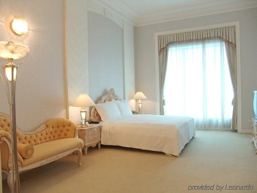 Lung Chuen International Hotel2